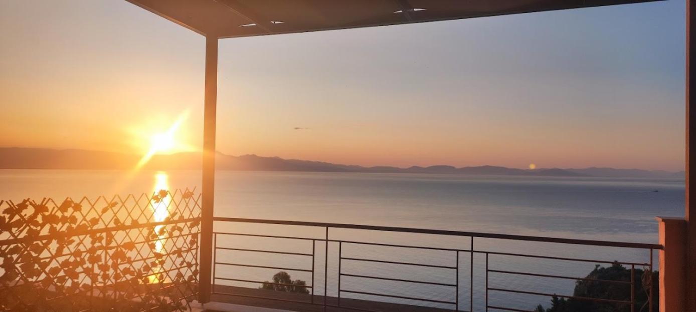Simply Meraki Gytheian Apt With Panoramic Sea View Gythio Exterior photo